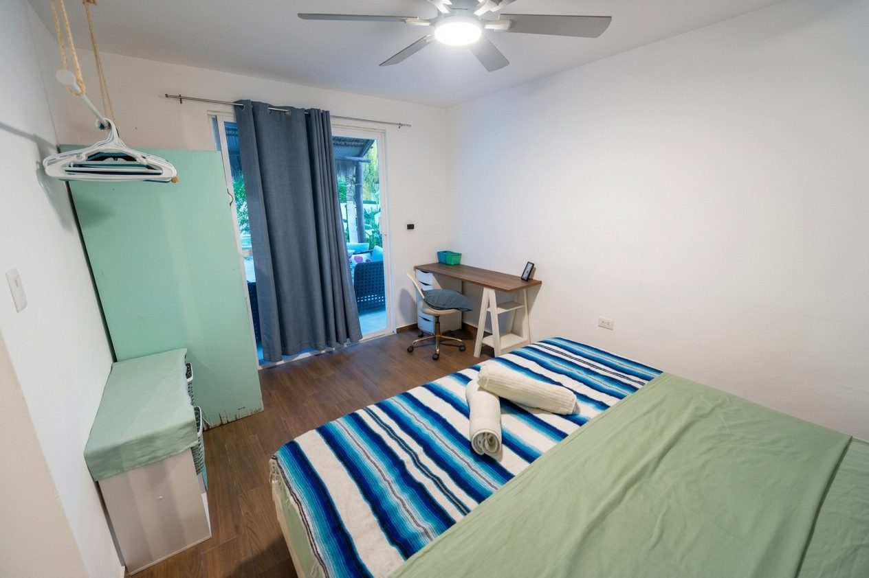 Apartment 1 bedroom with desk and terrace door